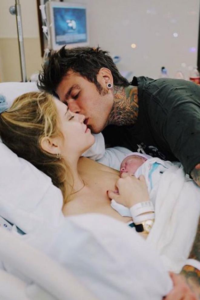 Chiara Ferragni y Fedez con su hijo