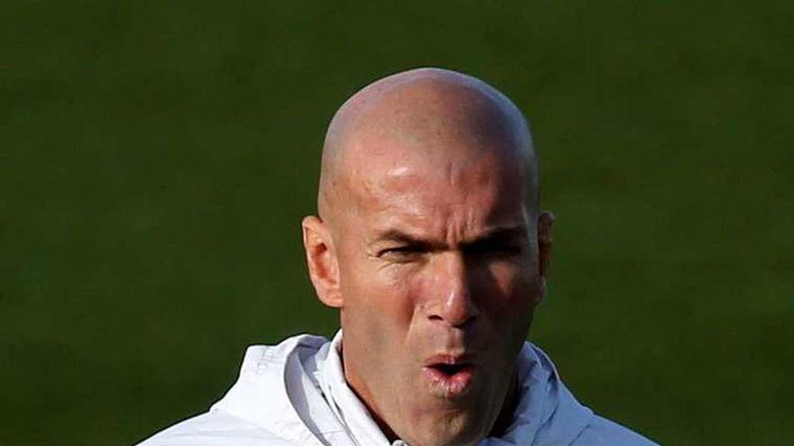 Zidane da instrucciones en la sesión de trabajo del Madrid. // Efe