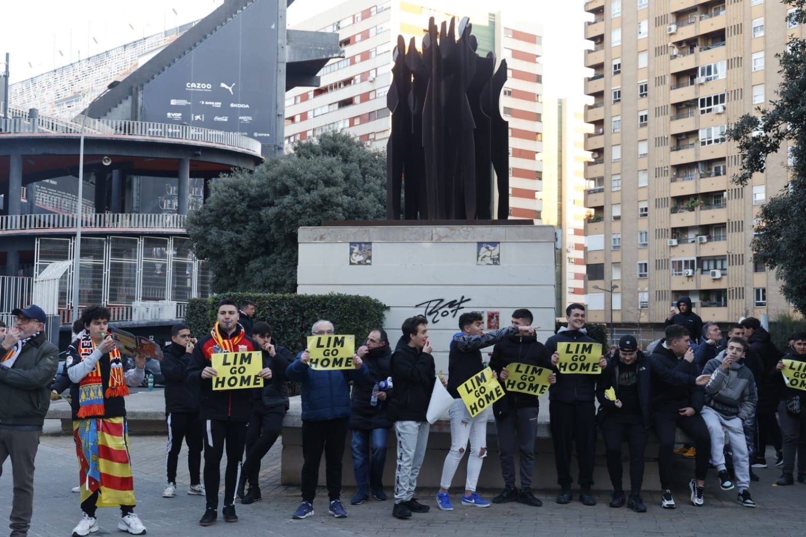 Más de 300 valencianistas protestan contra la gestión de Meriton en las oficinas del Valencia CF