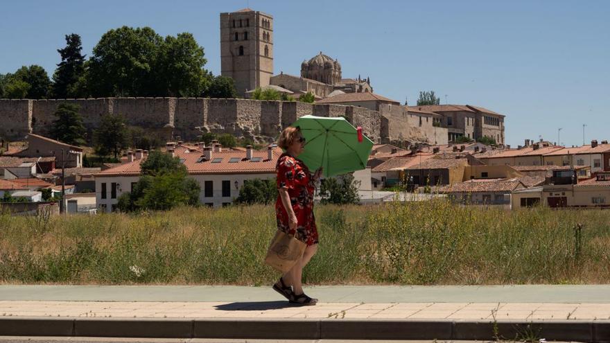 Una mujer se protege del sol en una jornada de calor en el verano del 2022.