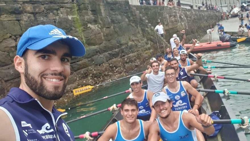 La tripulación masculina, ayer, saliendo a entrenar en la bahía de San Sebastián. // SD Tirán