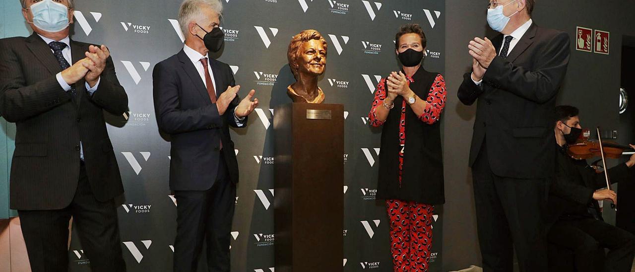 Los hermanos Juan Fernández, con el president de la Generalitat, Ximo Puig, en el descubrimiento del busto de Victoria Fernández.                                gva