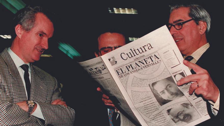 Javier Moll (tapado) y Melchor Fernández Díaz muestran a Mario Vargas Llosa un ejemplar del suplemento cultural de LA NUEVA ESPAÑA.