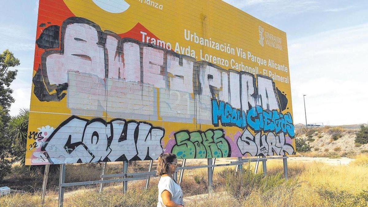 Los grafitis casi han borrado por completo los datos del proyecto