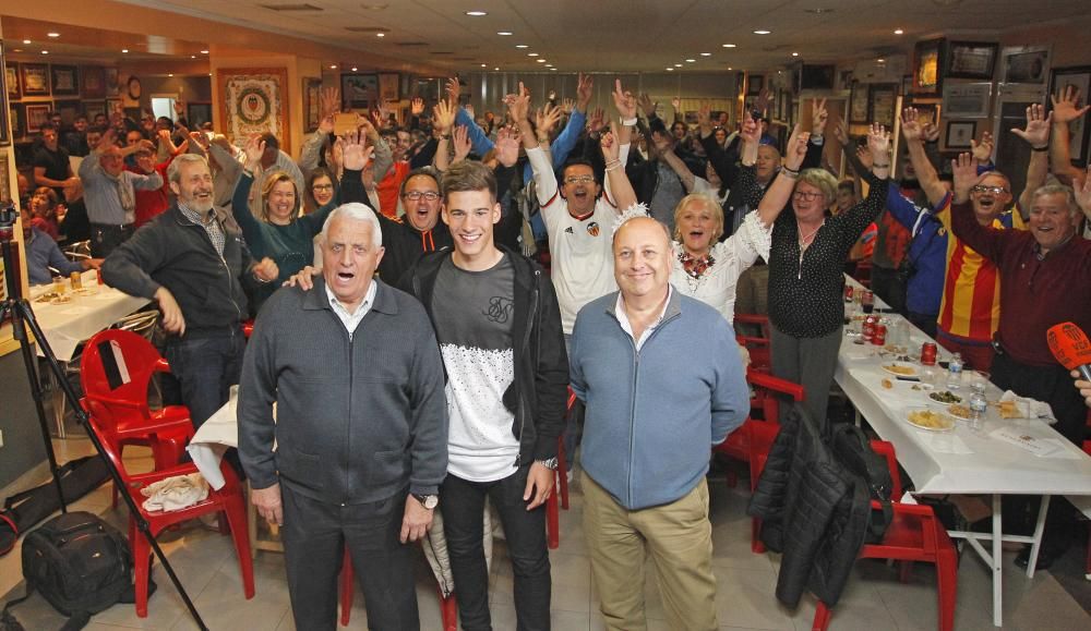 Santi Mina desata la locura de la afición en la Agrupación de Peñas del Valencia