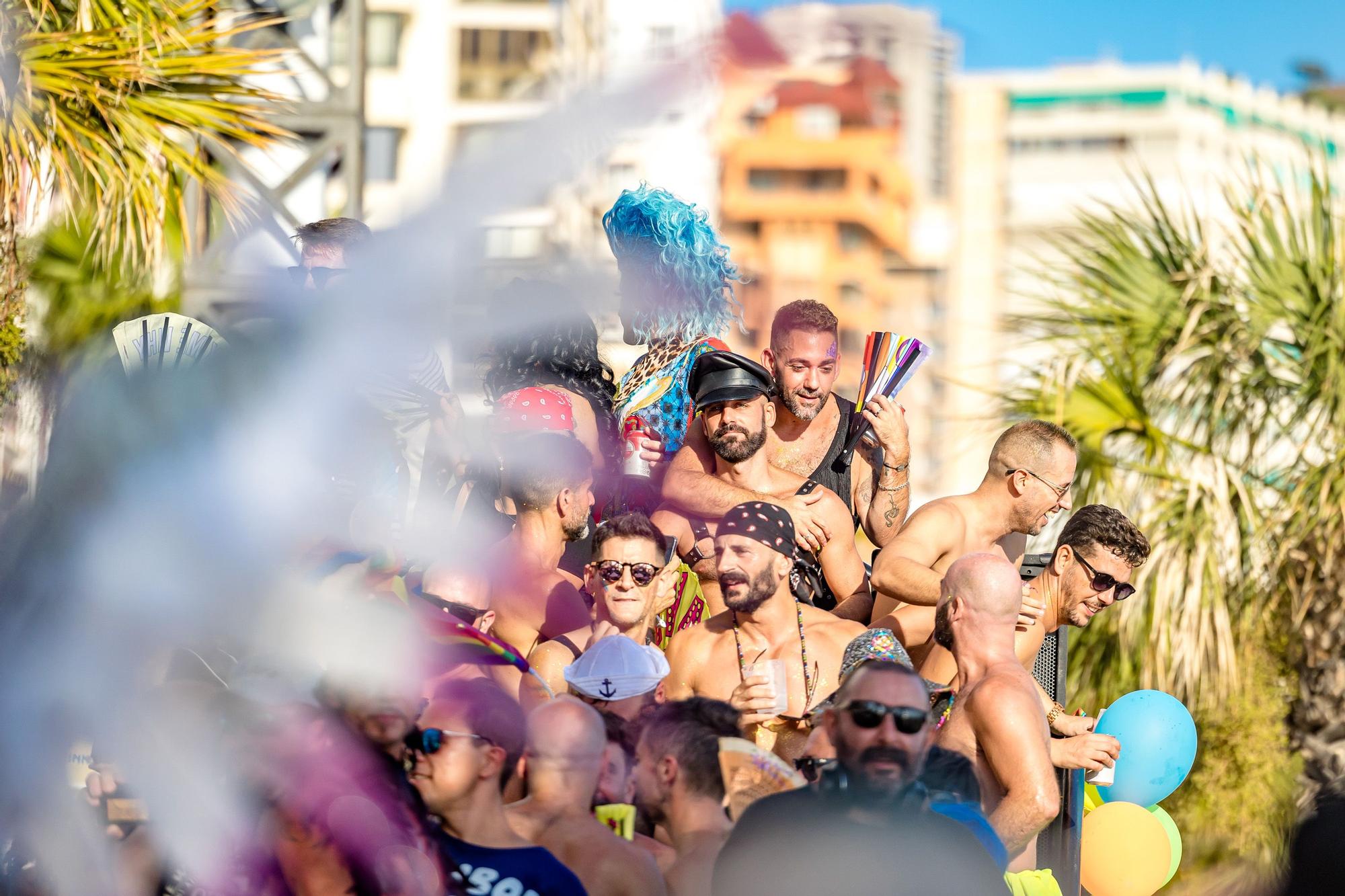 Como en ediciones anteriores, The Parade ha comenzado esta tarde desde el Rincón de Loix, recorriendo el Paseo de la Playa de Levante Levante y un tramo de la avenida Mediterráneo hasta alcanzar el auditorio Julio Iglesias del Parque de l’Aigüera donde se ha continuado la fiesta.