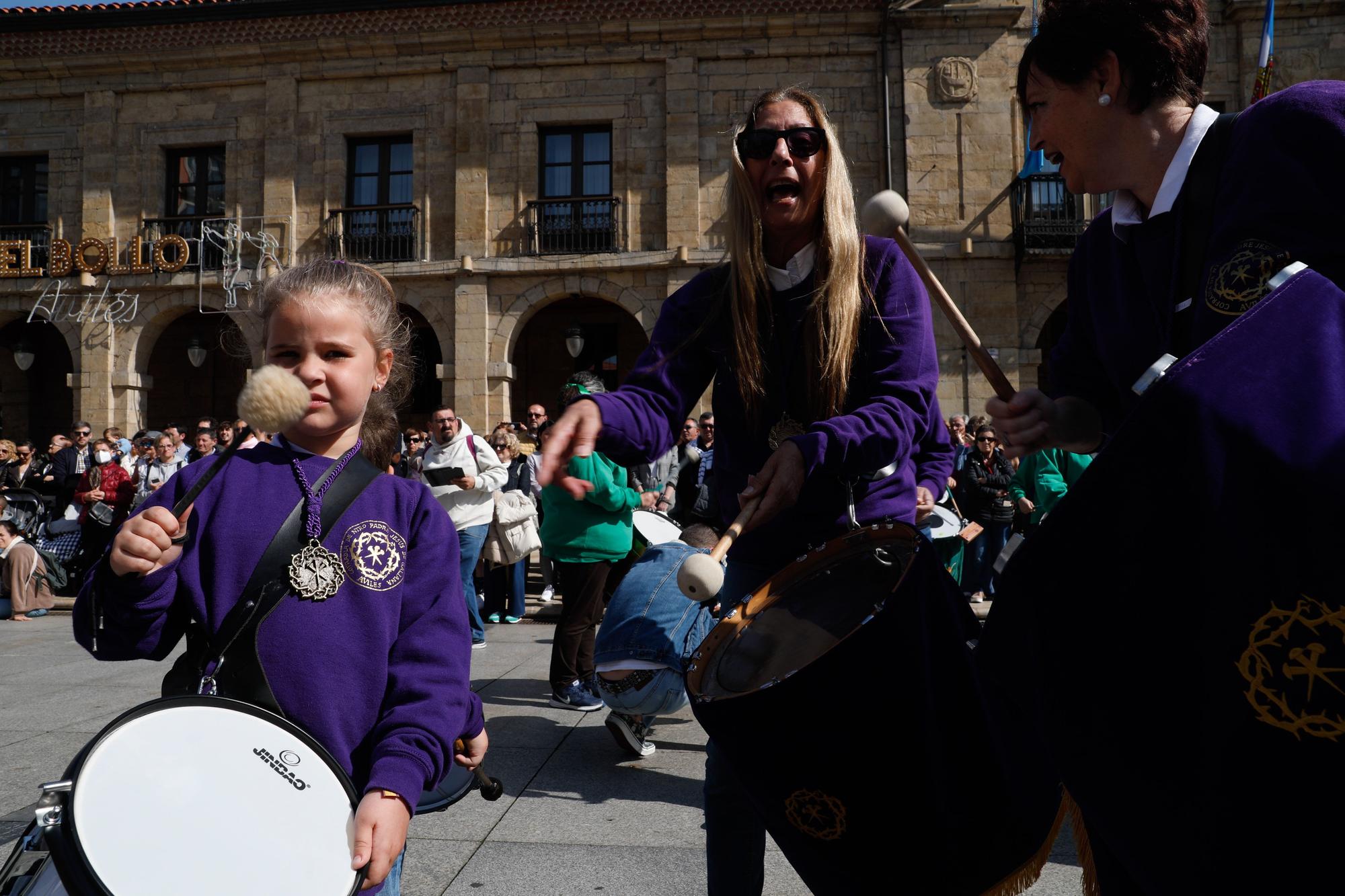 EN IMÁGENES: La tamborrada del Viernes Santo en Avilés