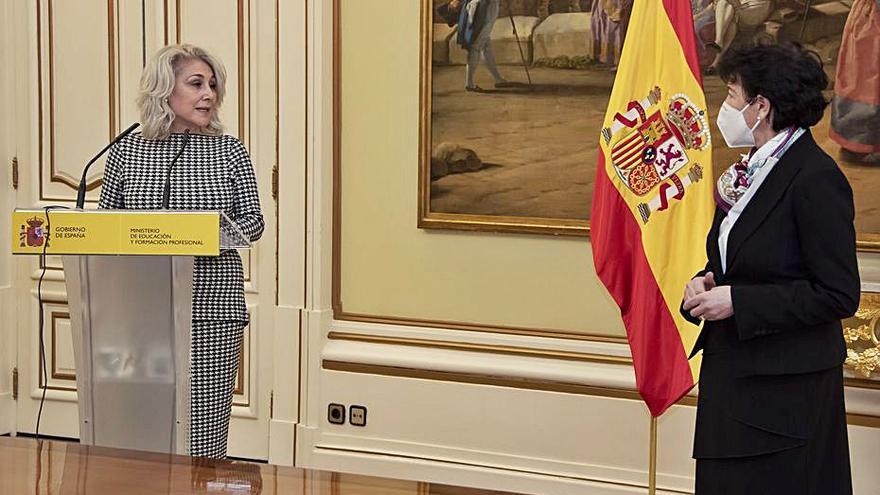 Encarna Cuenca e Isabel Celaá, ayer, durante el acto. | LEVANTE-EMV