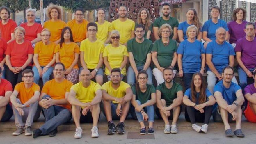 33 personas de diferente sexo y edad forman la bandera gay