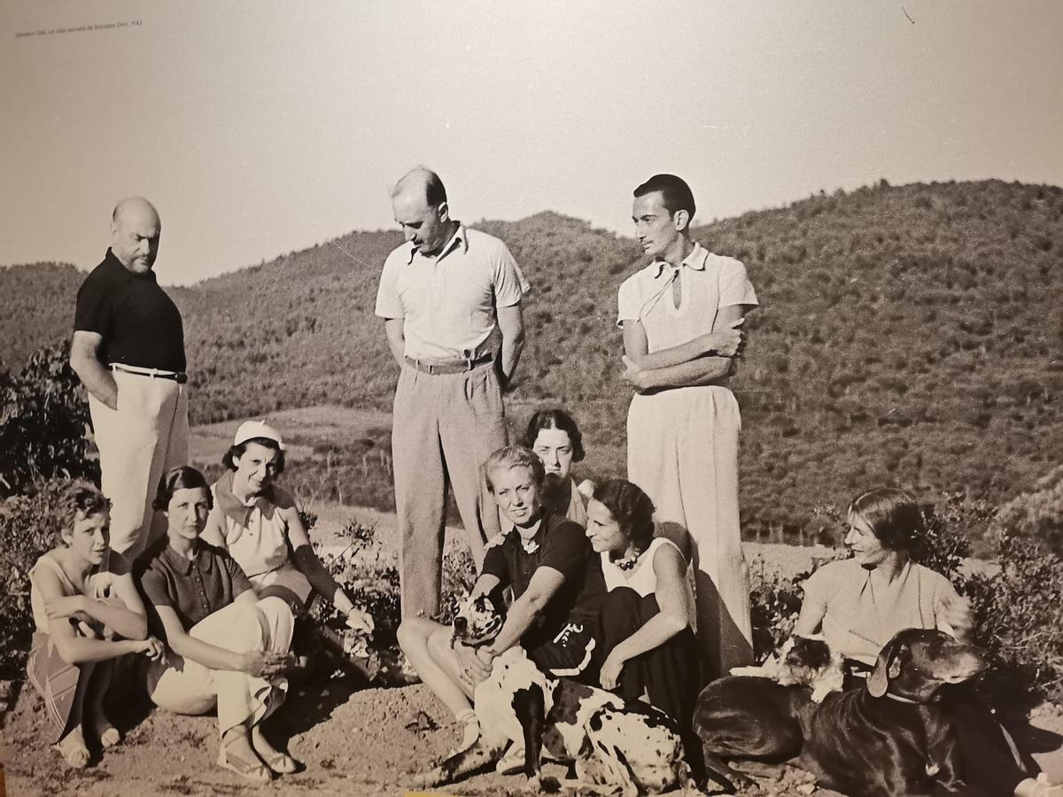Fotografia inèdita a prop del Mas Juny, amb Josep Maria Sert, Salvador Dalí, Gala i Dorothy Webster, muller de Nicholas Woevodski.