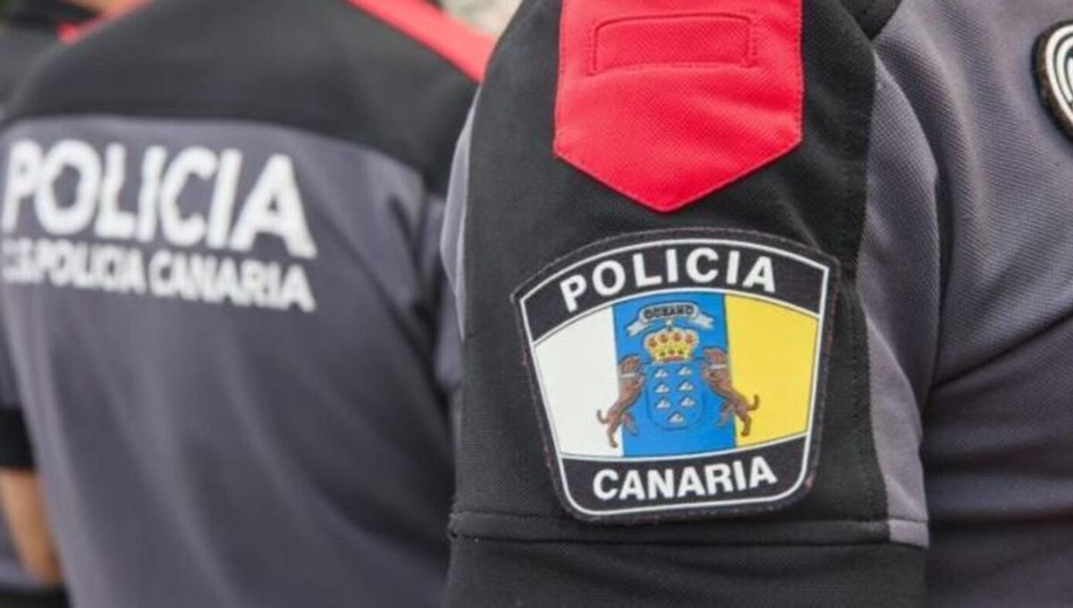 Dos agentes de la Policía Canaria en una imagen de archivo.