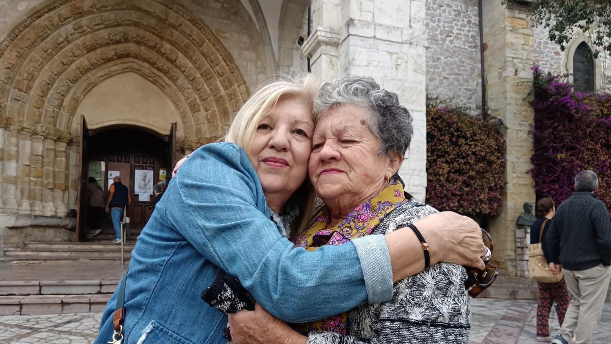 Angelina Coro, a la izquierda, junto a su hermana Inés Coro en su emotivo reencuentro de este verano en Llanes.