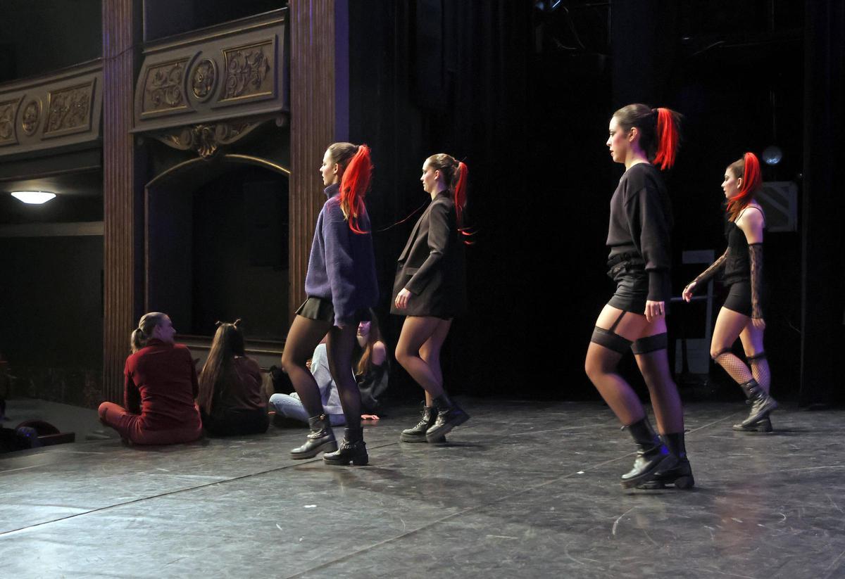 Quatre de les ballarines, assajant al Conservatori