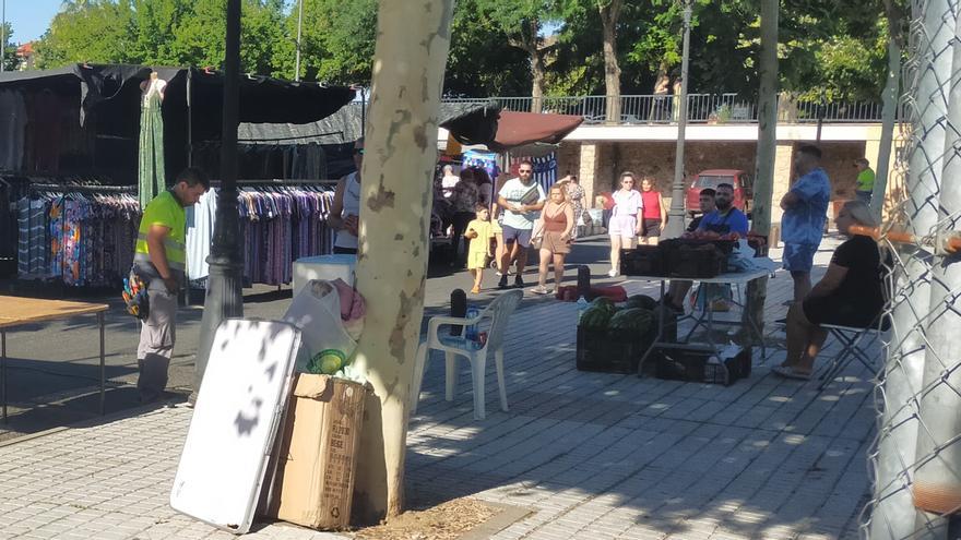 Venden alimentos y bebidas en el mercadillo de Plasencia, que recupera clientes