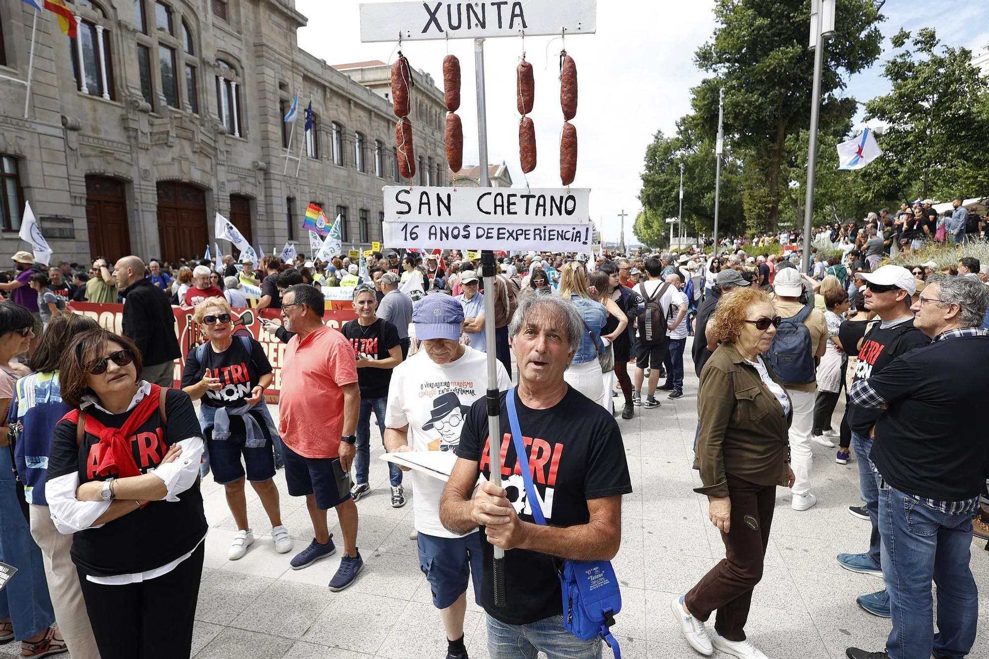 Miles de gallegos marchan de Pontevedra hasta Lourizán en protesta por las celulosas de Ence y Altri