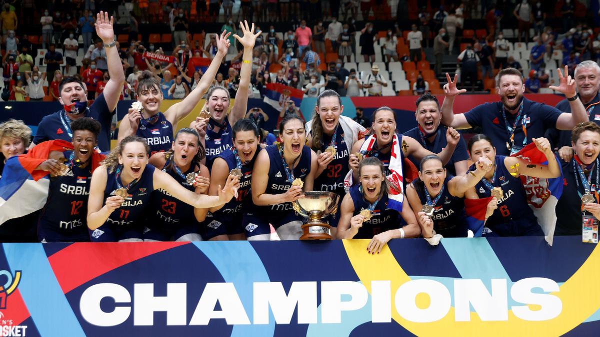 La selección serbia celebró su oro en La Fonteta.