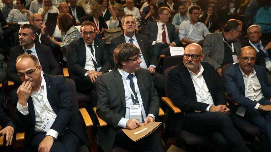 Carles Puigdemont, rodeado de cargos de su partido, durante la reunión del consejo nacional del PDeCAT.