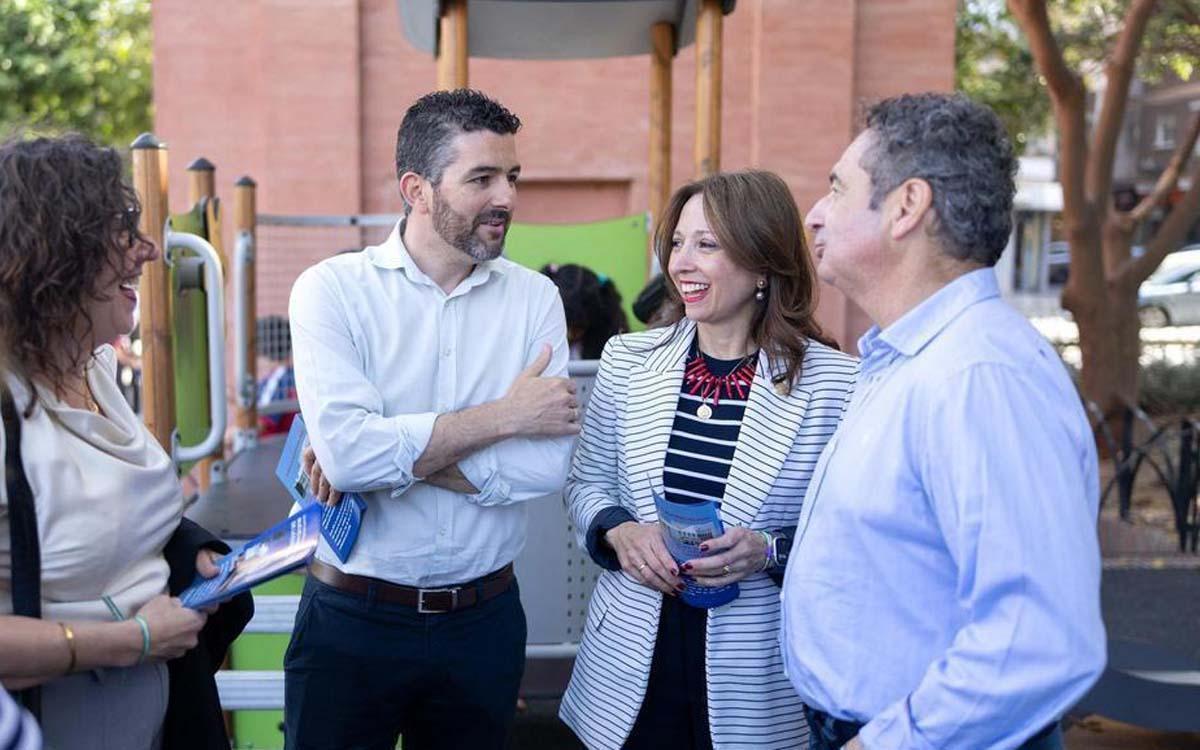 La presidenta del PP de Málaga, Patricia Navarro, en un reparto informativo en el distrito centro de Málaga capital.