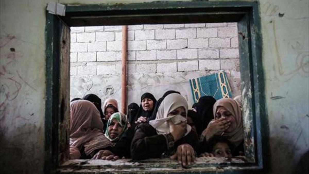 Familiares de Ibrahim Abu Shaer, abatido por los israelís el viernes en la frontera de Gaza, lloran en su funeral, ayer.