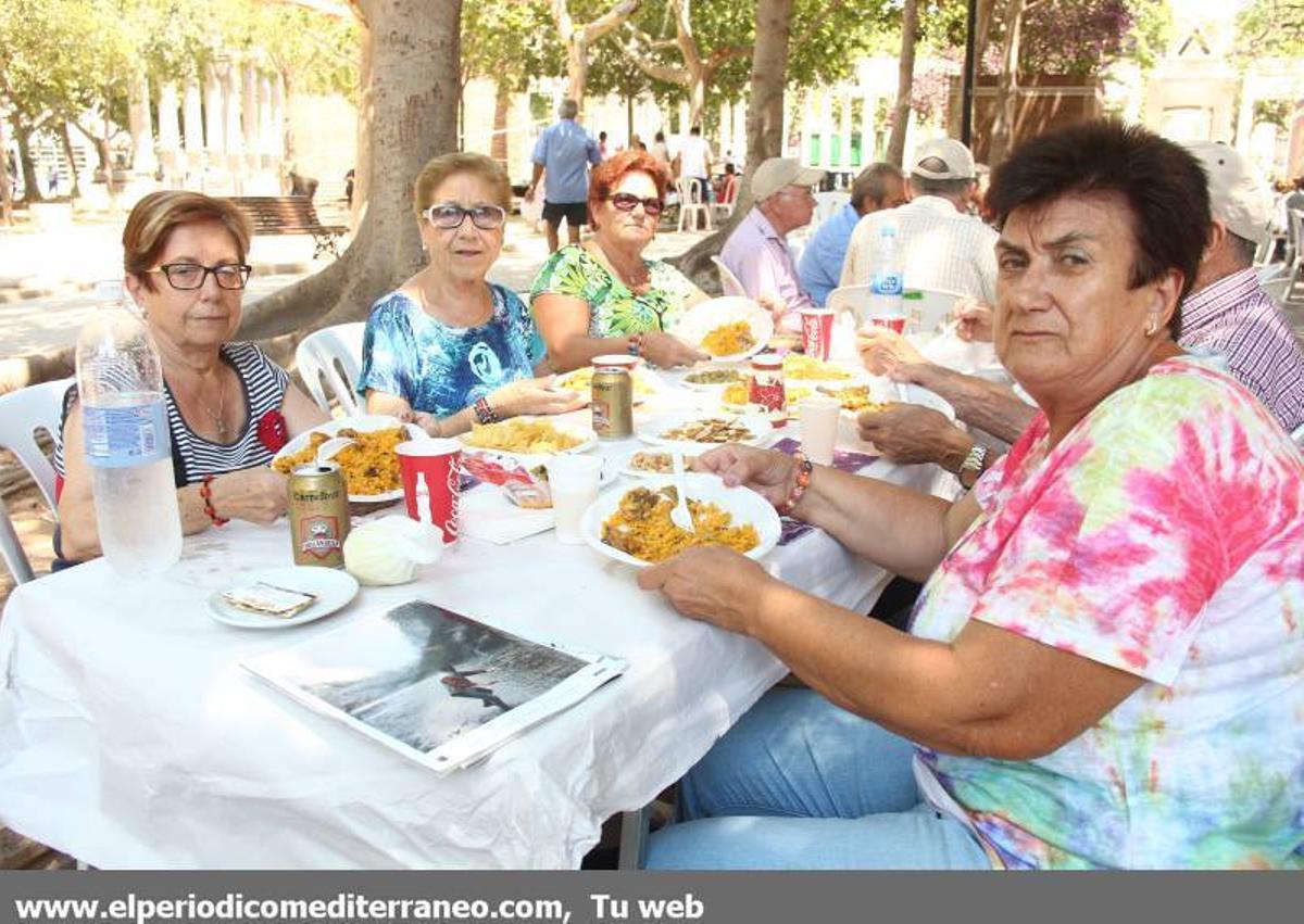 Paella monumental y baile de la tercera edad en la Panderola