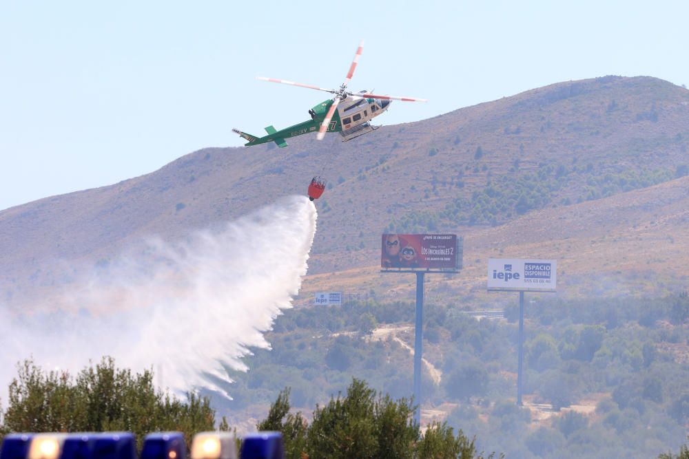 Un incendio en Torremolinos corta la A-7 y colapsa la MA-20