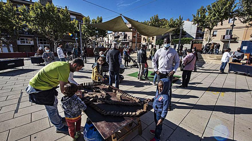 La plaça Major, convertida en un ampli espai de jocs tradicionals  | OSCAR BAYONA