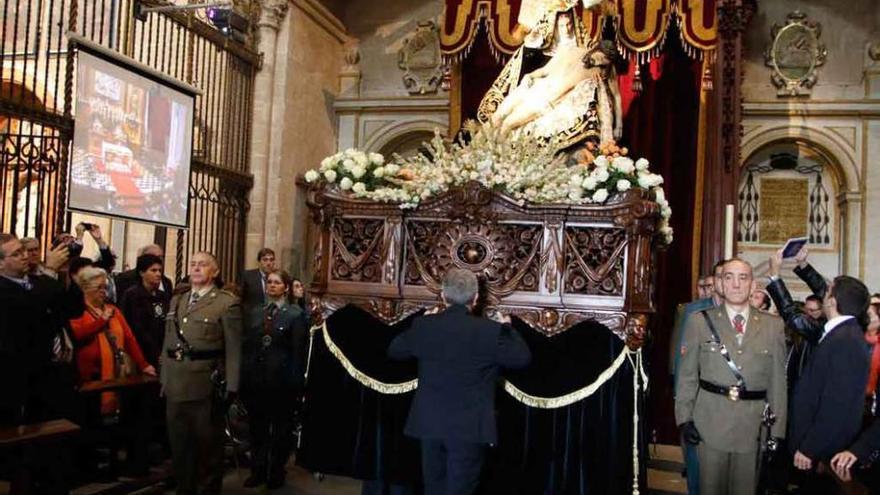 Los hermanos de paso bailan la talla de Nuestra Madre en el interior de la Catedral.