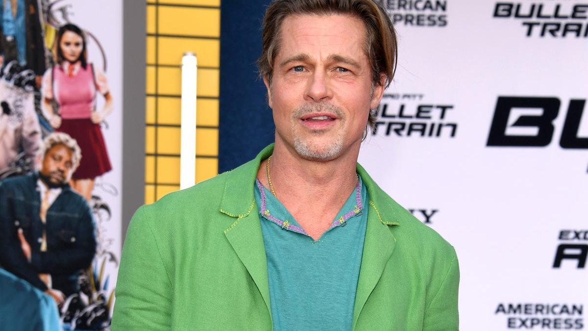 Brad Pitt vestido de verde
