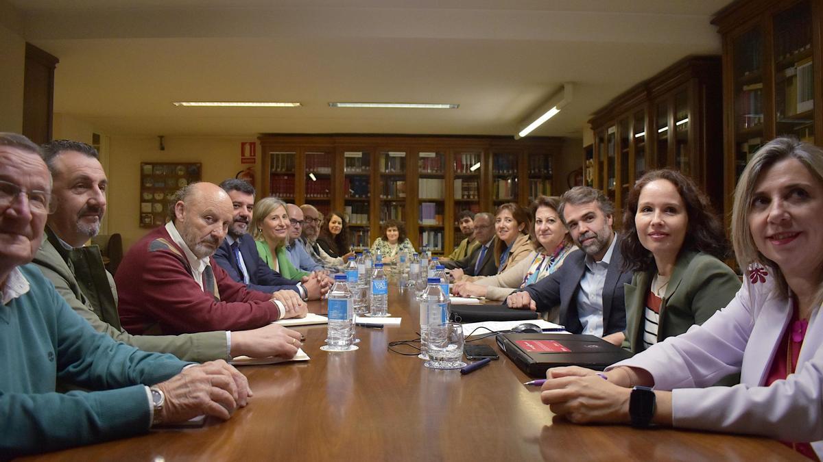 Goretti Sanmartín presidió este lunes la reunión con el Foro Cívico de Santiago