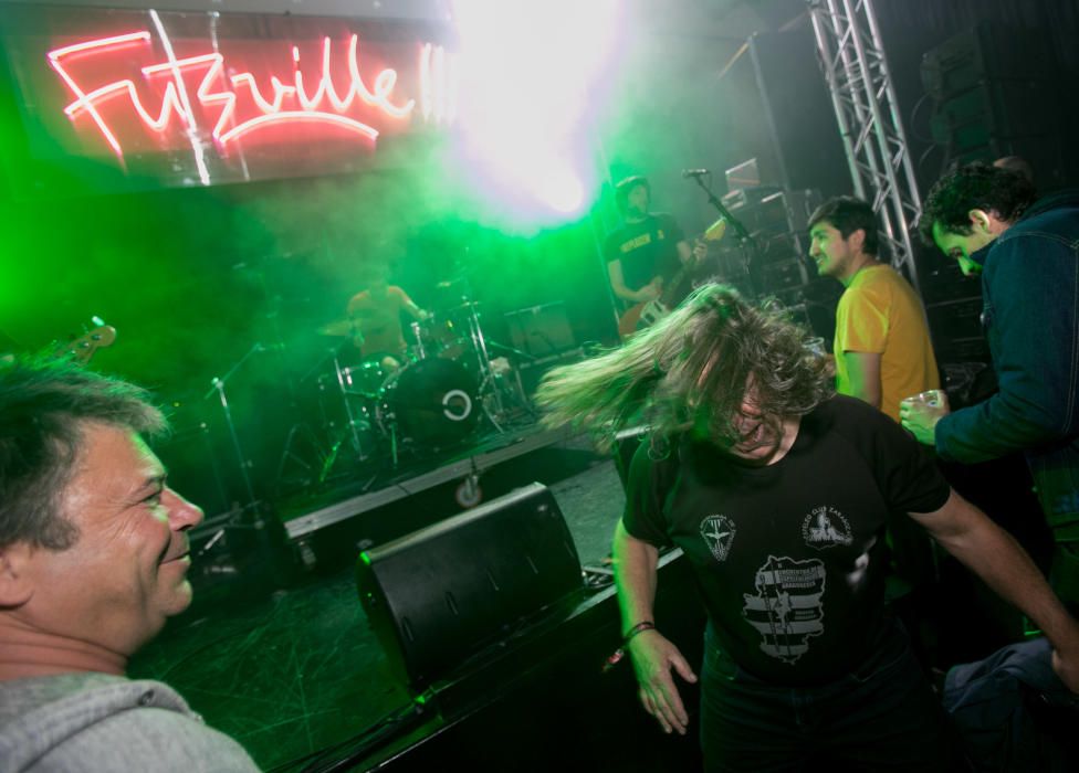 Pero no fueron los únicos. Gentleman Jesse & His Men y The Queers también hicieron de las suyas sobre las tablas del escenario principal de Fuzzville.