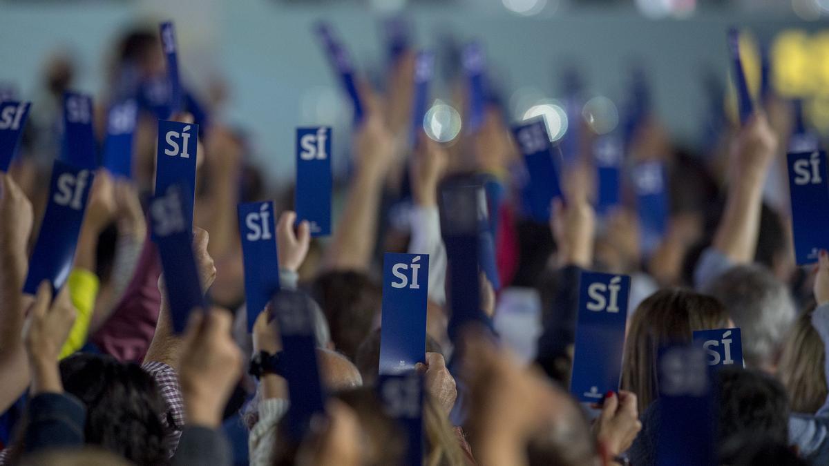 Barcelona. 17.10.2021. Deportes. Los compromisarios y la junta directiva de Joan Laporta aprueba los presupuestos de la temporada 2020-2021 en la asamblea general ordinaria 2021 del FC Barcelona que se celebra en el Palau Blaugrana. Fotografía de Jordi Cotrina