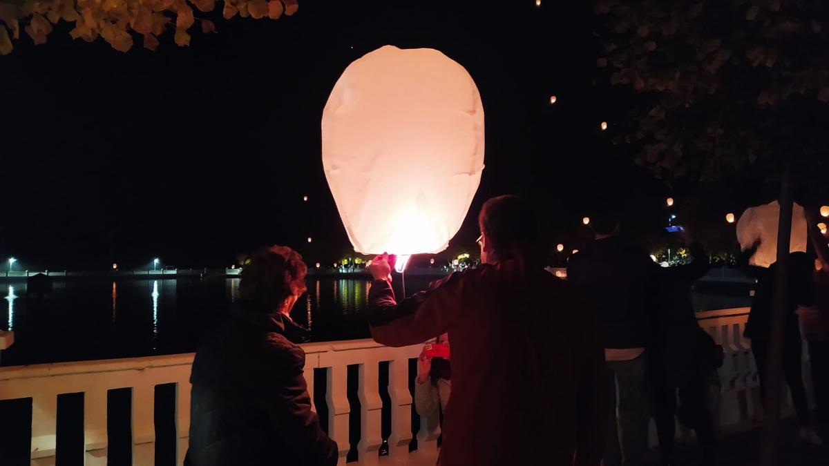 Suelta de farolillos en una edición anterior en Riolobos.