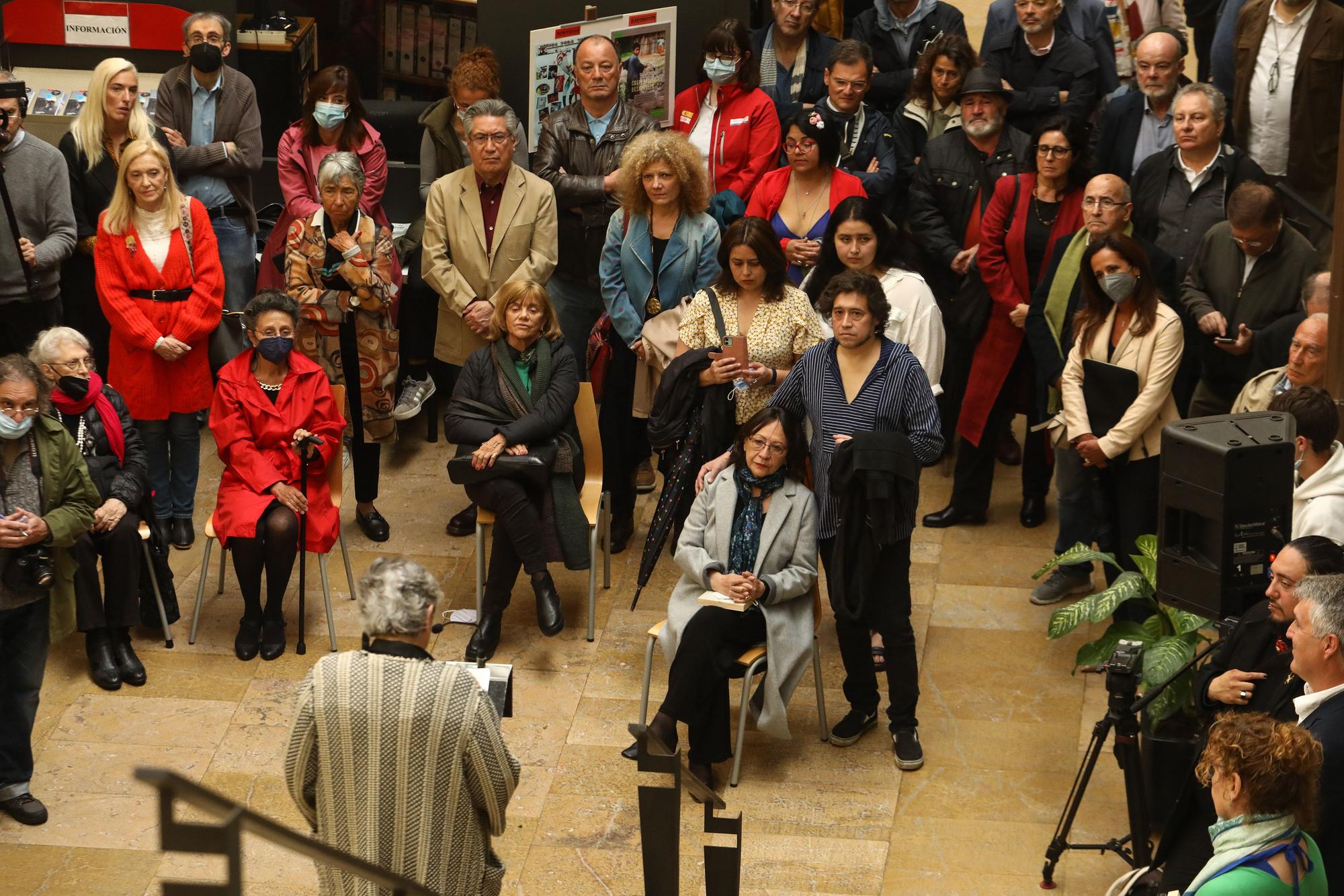 En imágenes: Homenaje a Luis Sepúlveda en la biblioteca de El Coto