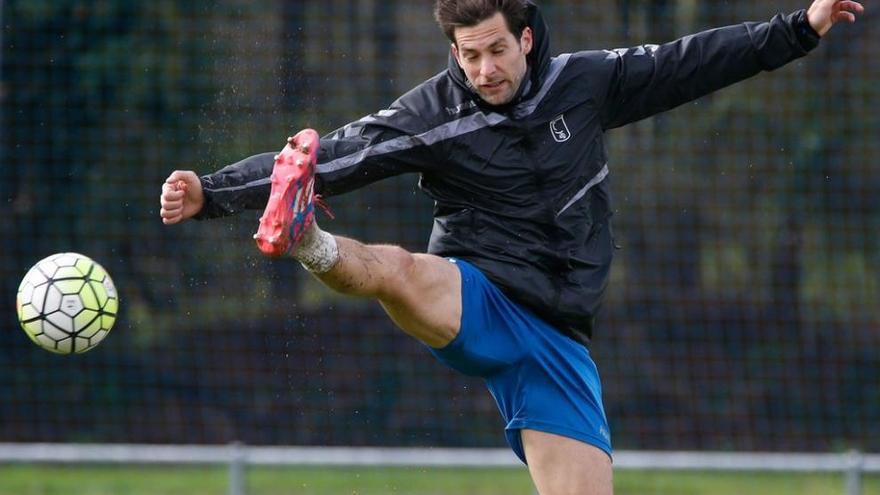 David Fernández durante un entrenamiento del Oviedo en El Requexón. irma collín