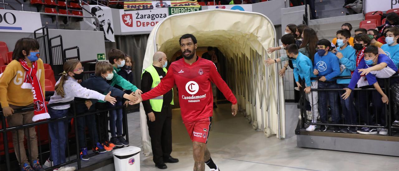 Kilpatrick saluda a unos niños a su salida a la pista del Príncipe Felipe.