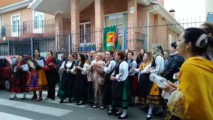 Así le cantan al abad de Santa Cristina, en la víspera de la fiesta del Cristo