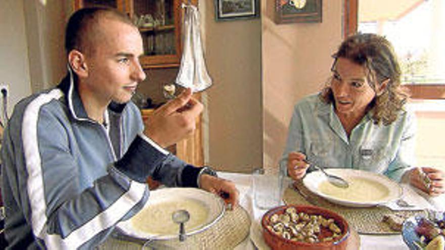 Jorge Lorenzo junto a su madre, en una secuencia del documental.