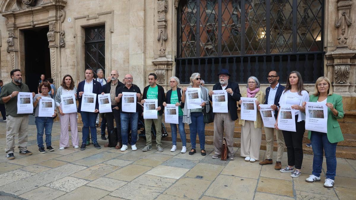 La concentración por el día de las víctimas del franquismo se ha celebrado en la plaza de Cort