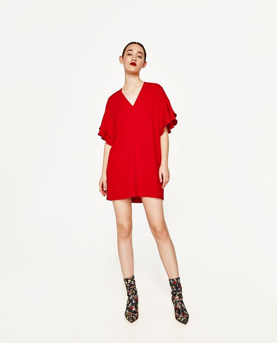 Vestidos de manga corta para invitadas: rojo con volantes de Zara