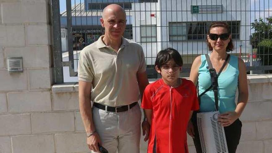 José Manuel y sus padres, en la puerta del María Zambrano, donde estudia y donde ha tenido problemas.