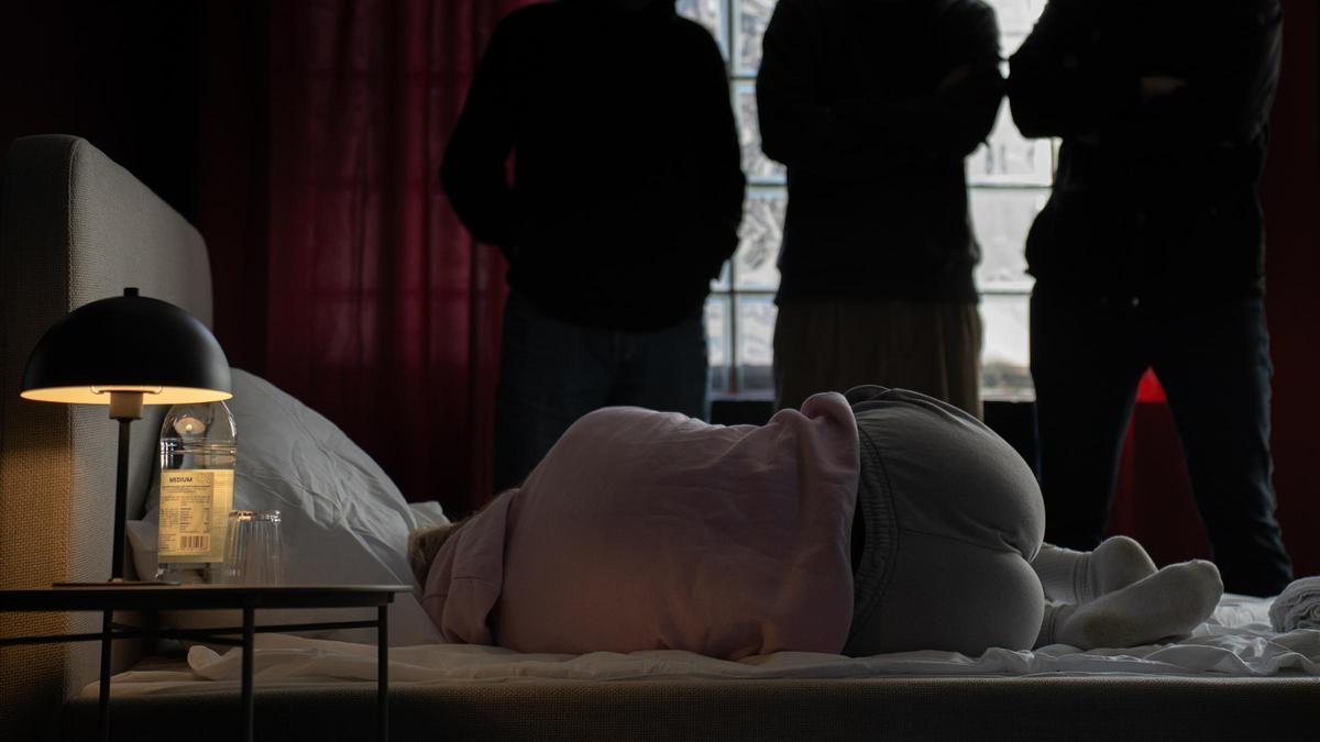 Nachgestellte Szene: Ein zwölfjähriges Mädchen wird in Wien monatelang von mehreren Jungen missbraucht.