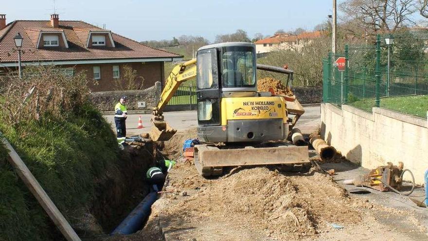 Operarios trabajando ayer en la conexión de las nuevas tuberías con la red municipal.