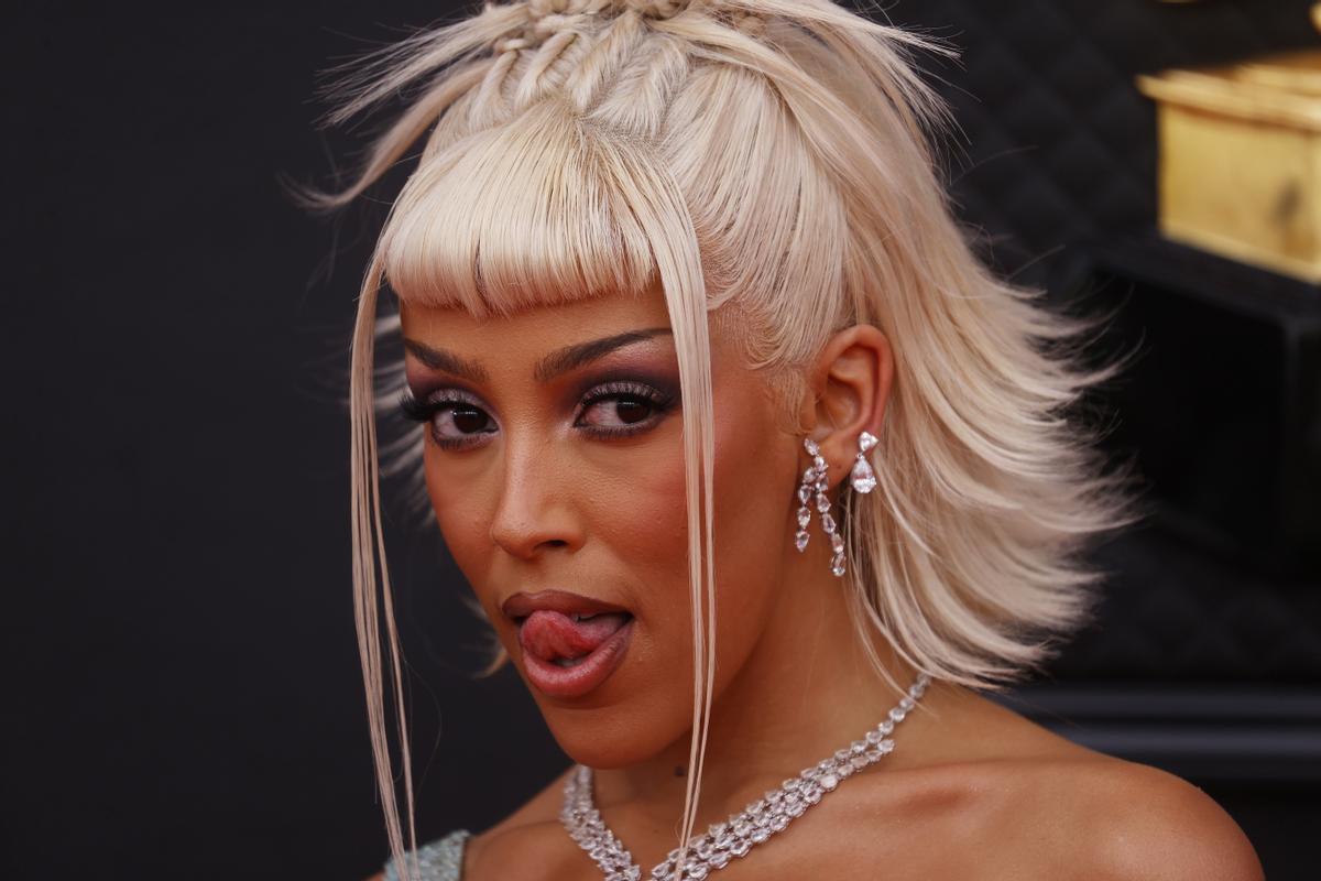 Doja Cat vistió de Atelier Versace.