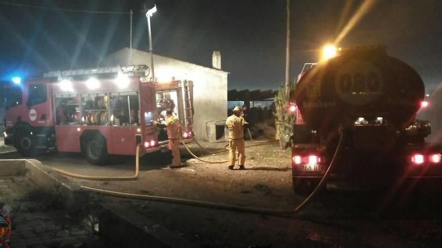 Dotaciones de los Bombers de Palma, ayer durante la extinción del fuego cerca de Son Banya.