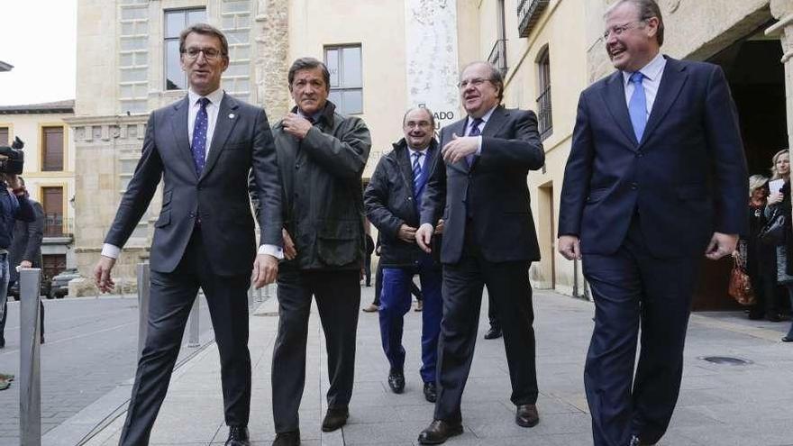 Feijóo con los presidentes de Asturias, Aragón y Castilla y León y el alcalde de León el pasado mes de febrero.