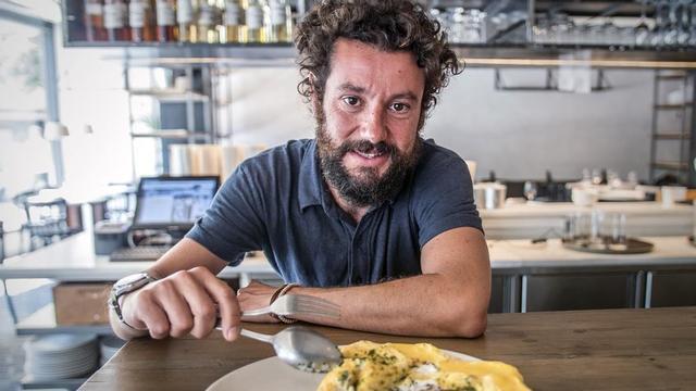 Jaime Santianes abre la tortilla de bacalao de Fismuler.