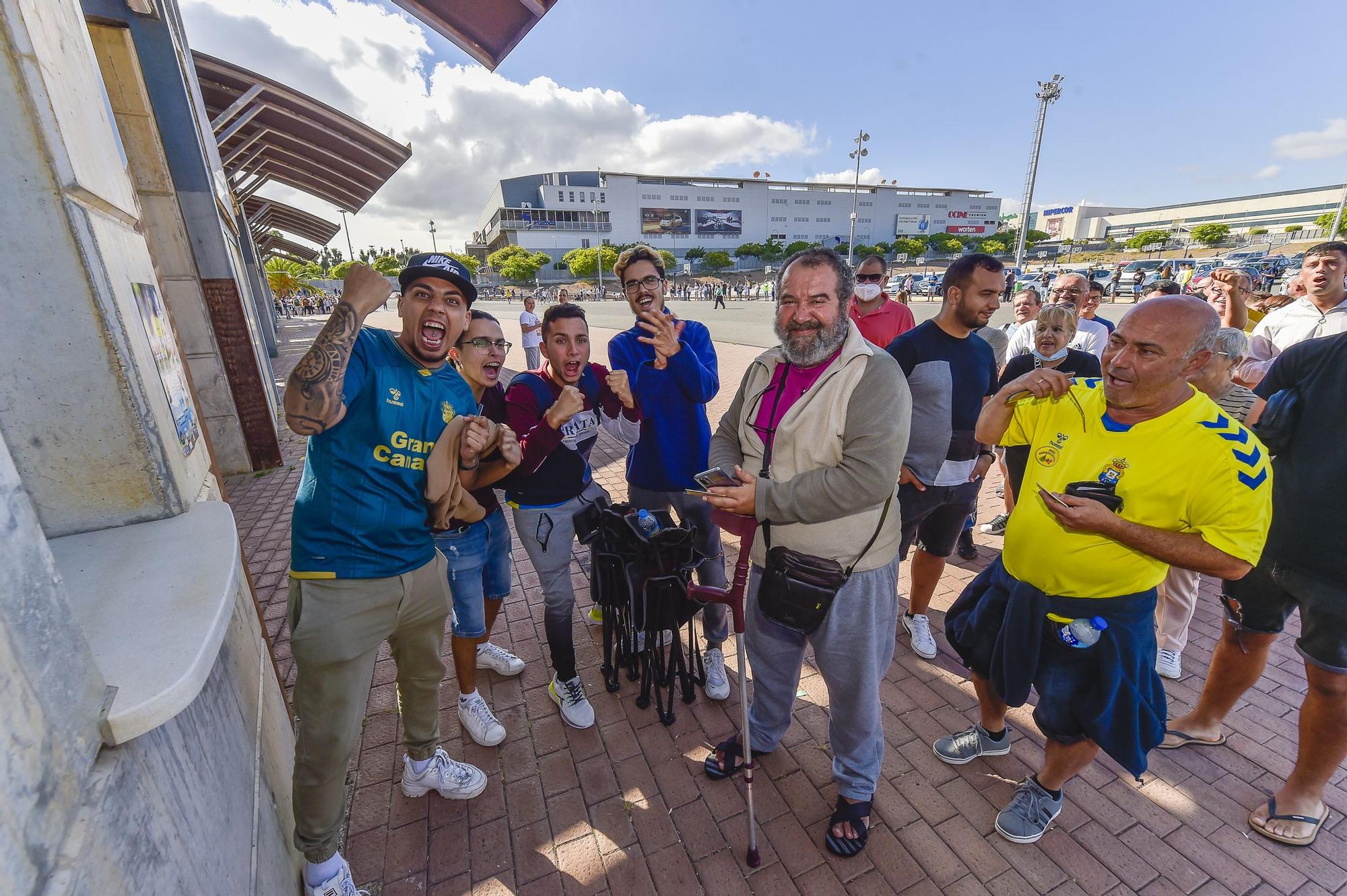 Colas para retirar las entradas de la UD Las Palmas - CD Tenerife de playoff