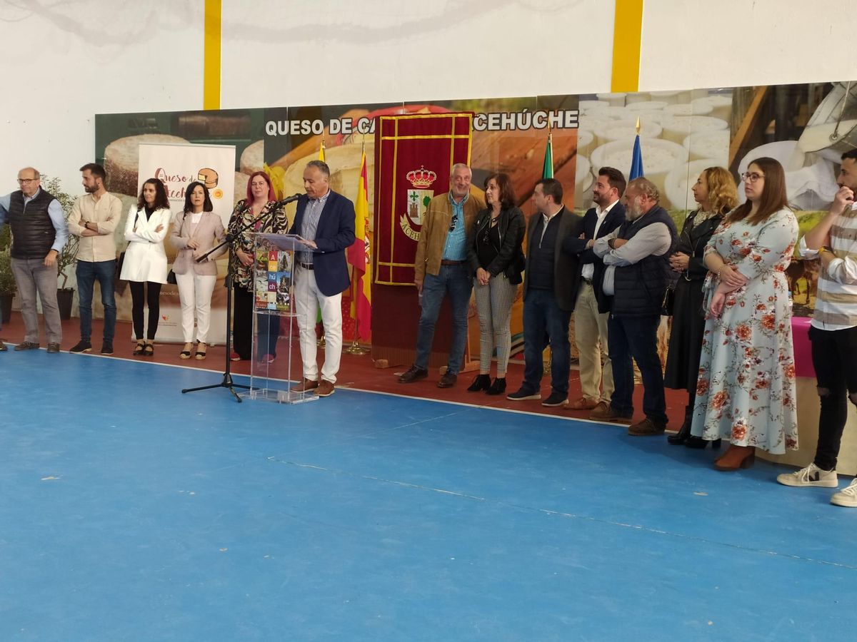 El alcalde Benito Arias en la inauguración de la anterior edición de la Feria Ibérica del Queso de Cabra.