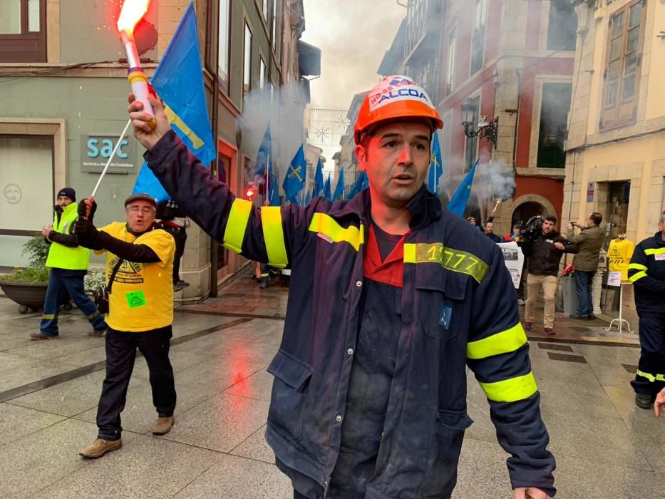 Los trabajadores de Alcoa celebran una marcha hasta Avilés para concentrarse frente al Ayuntamiento