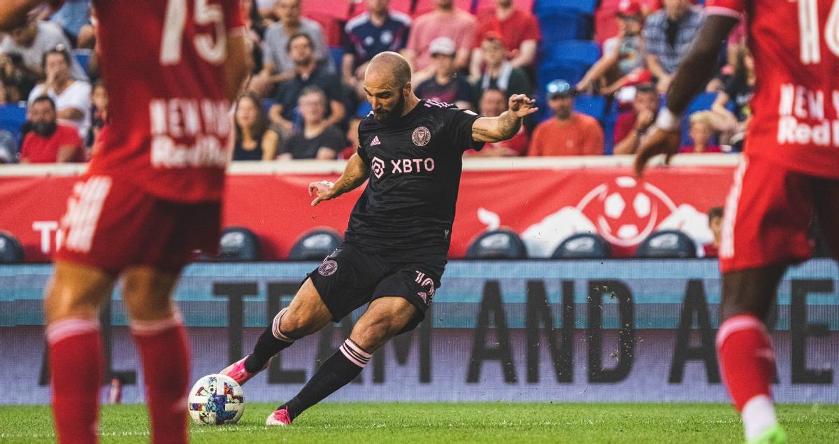 Higuaín anotó un golazo de falta